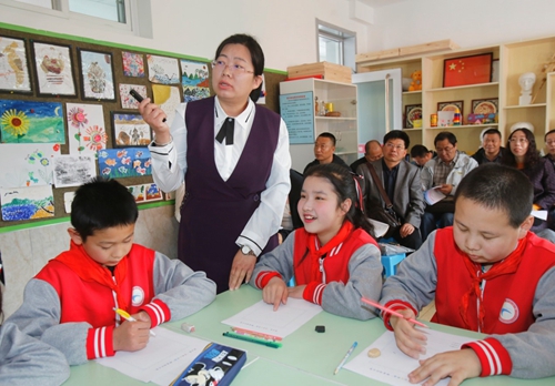 小学校服生产厂家的校服设计或零件布局不当的潜在危害