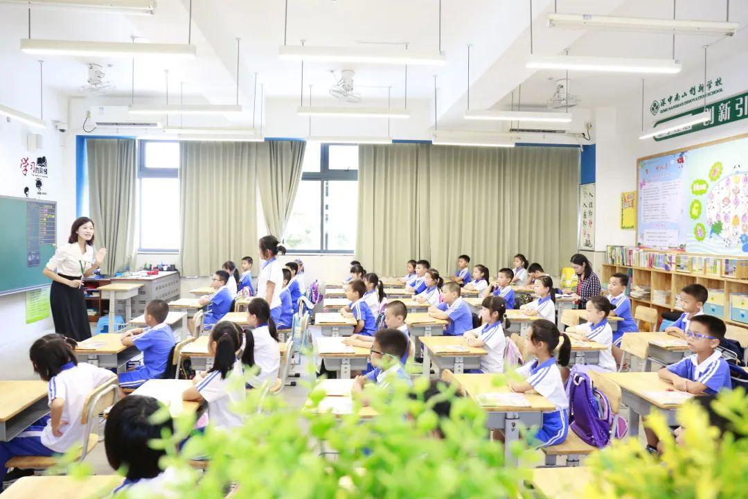 在寒冷的冬天，小学校服怎样穿才保暖呢?